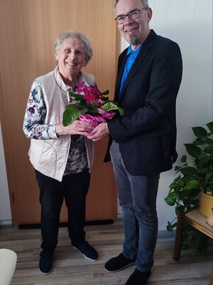 Blumenübergabe an Sigrid Söding durch Marko Winter © Claudia Weinmann-Söding