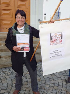 Dr. Christine Diewald vor dem Freiberger Rathaus, Foto von Andreas Schettler, 2026