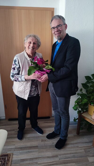 Blumenübergabe an Sigrid Söding durch Marko Winter © Claudia Weinmann-Söding