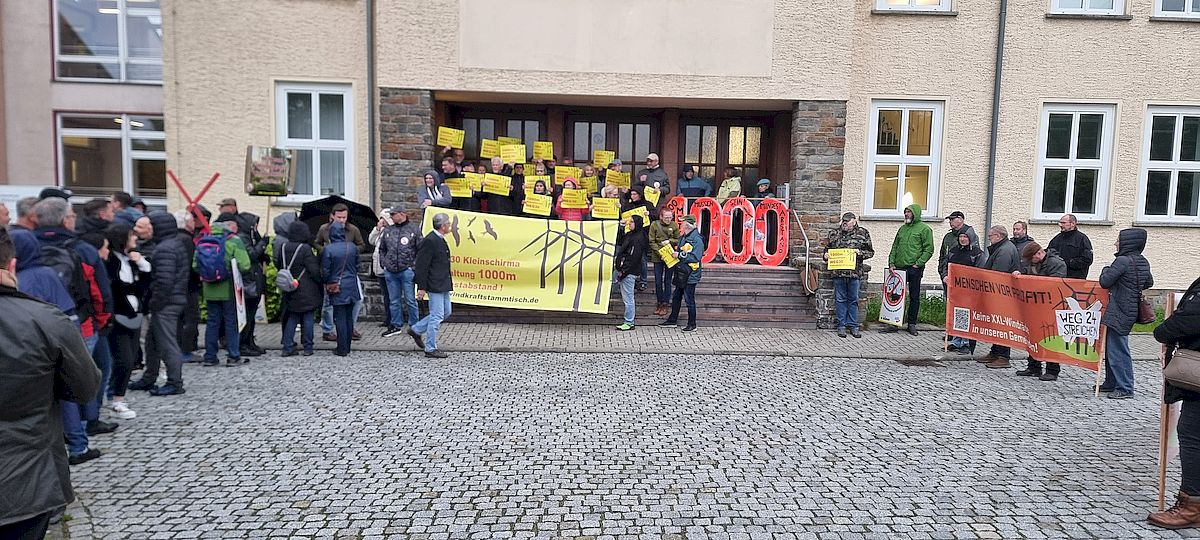 Protest vor Gebäude, Gegenwind Initiativen sind da © Jens Uhlemann 2026