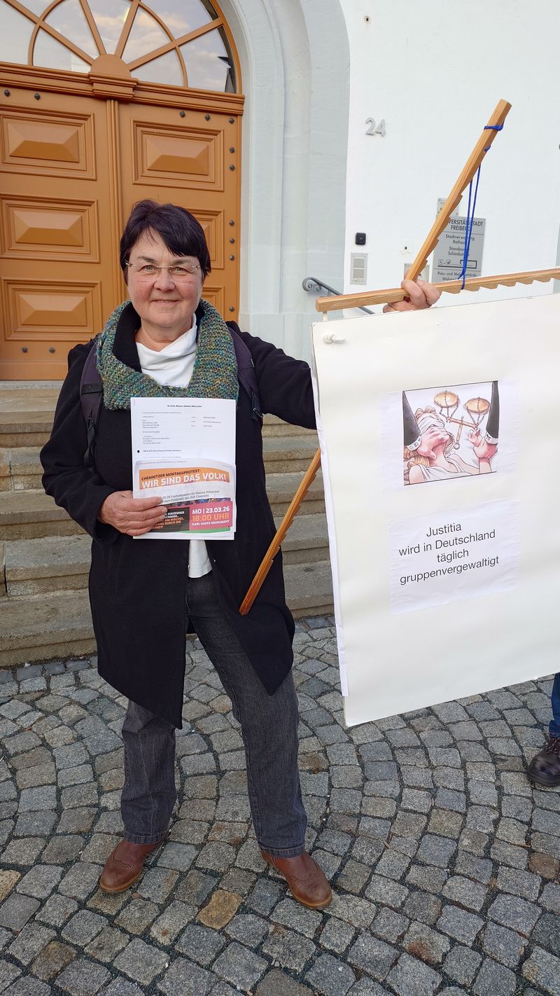 Dr. Christine Diewald vor dem Freiberger Rathaus, Foto von Andreas Schettler, 2026